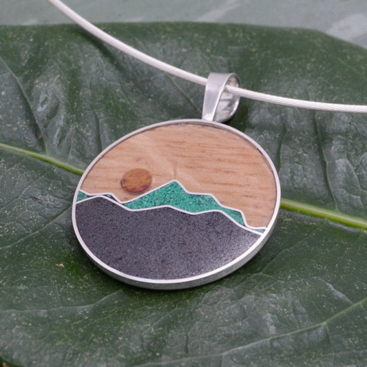Mountain necklace with malachite stone and volcanic titanium sand, round pendant