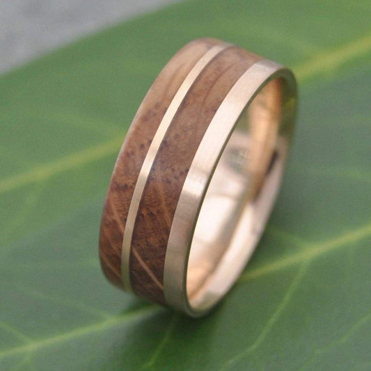 Reclaimed bourbon barrel ring with recycled yellow gold, asymmetric Un Lado Asi