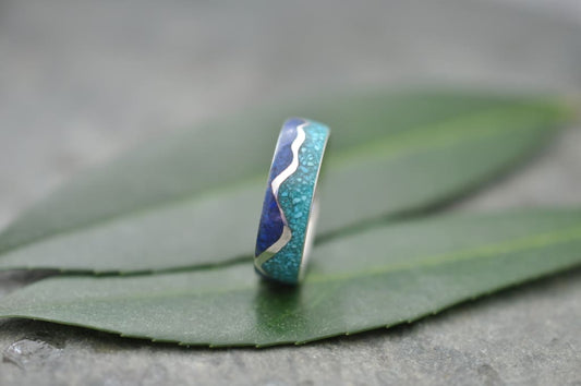 Wavy mountain turquoise and lapis lazuli ring, close-up detail