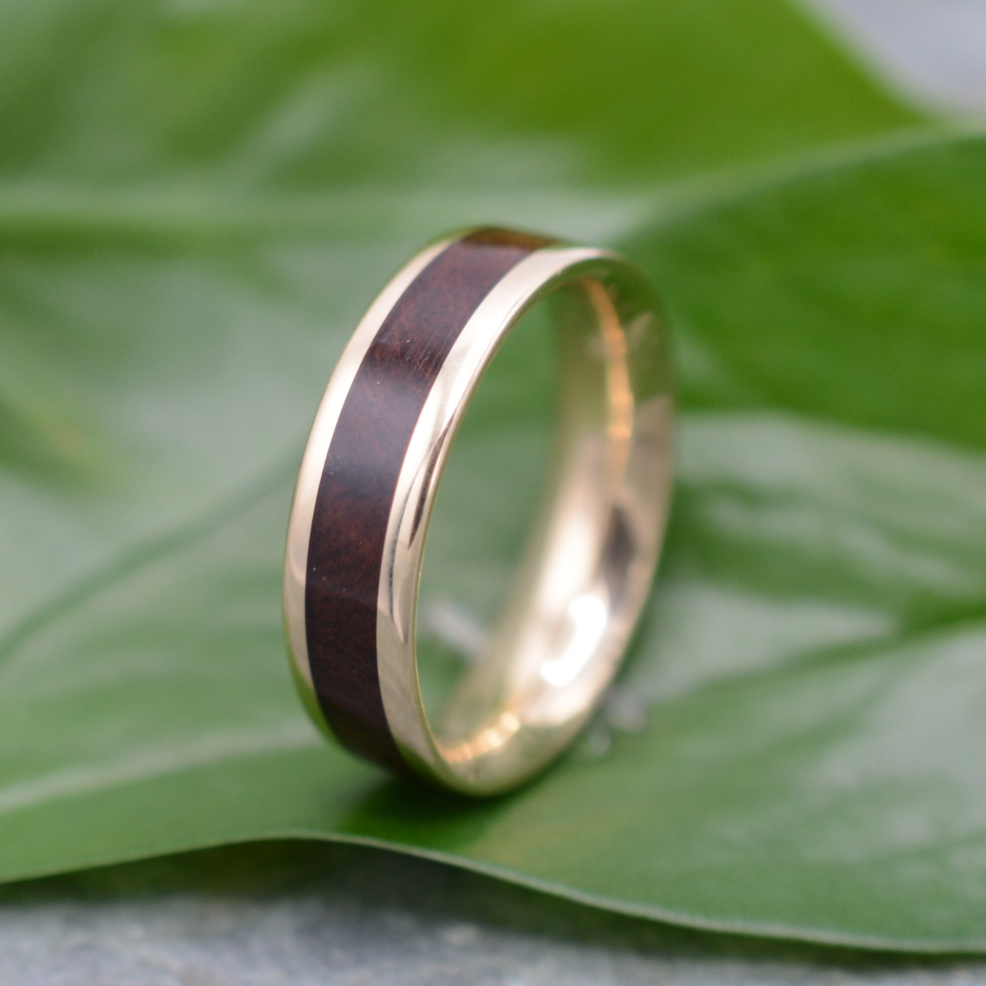 Gold and Wood Wedding Band with Nacascolo Wood and 14k Solid Gold - Lados