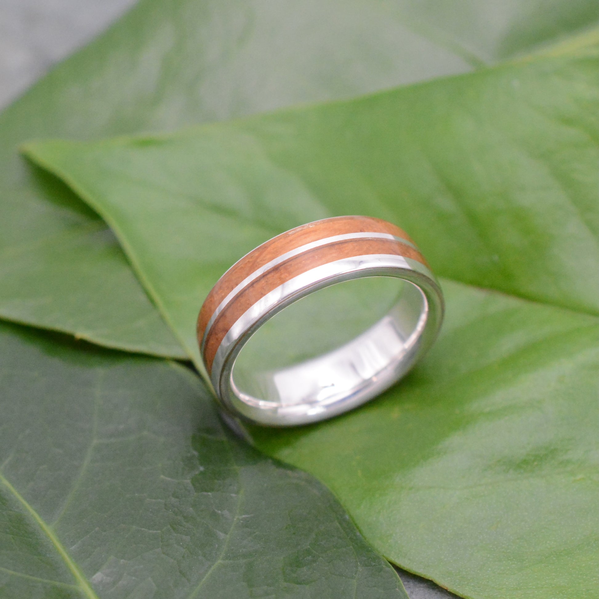 Top view of 7mm of Bourbon Barrel Wedding Band, Un Lado Asi design by Naturaleza Organic Jewelry