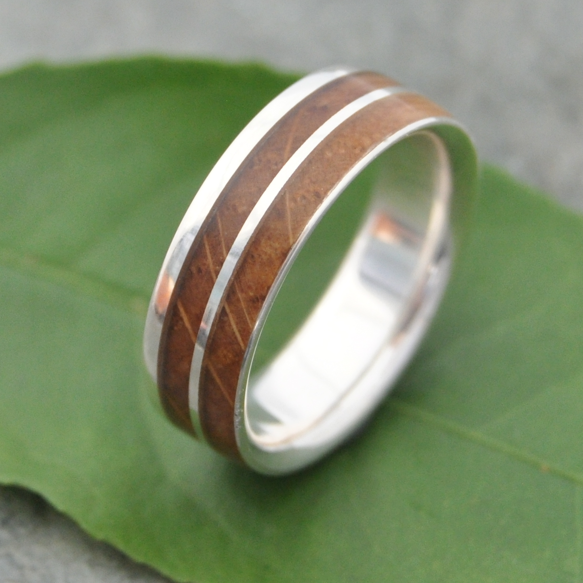 Un Lado Asi asymmetric bourbon barrel ring with white gold stripe