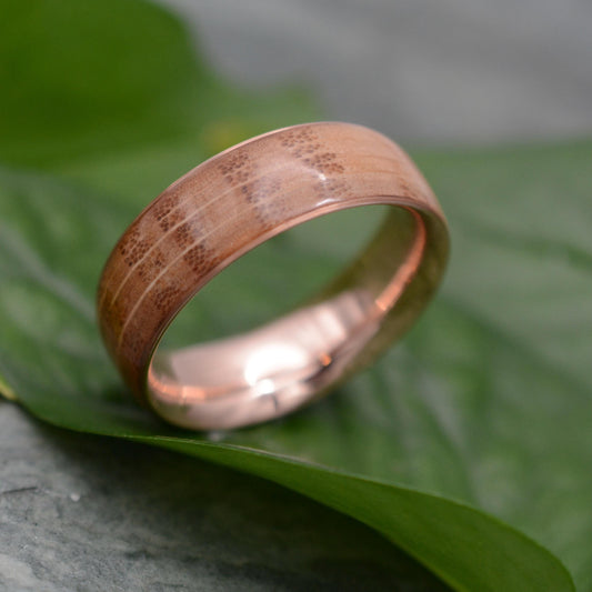 Siempre bourbon barrel ring with rose gold interior, close-up of wood grain