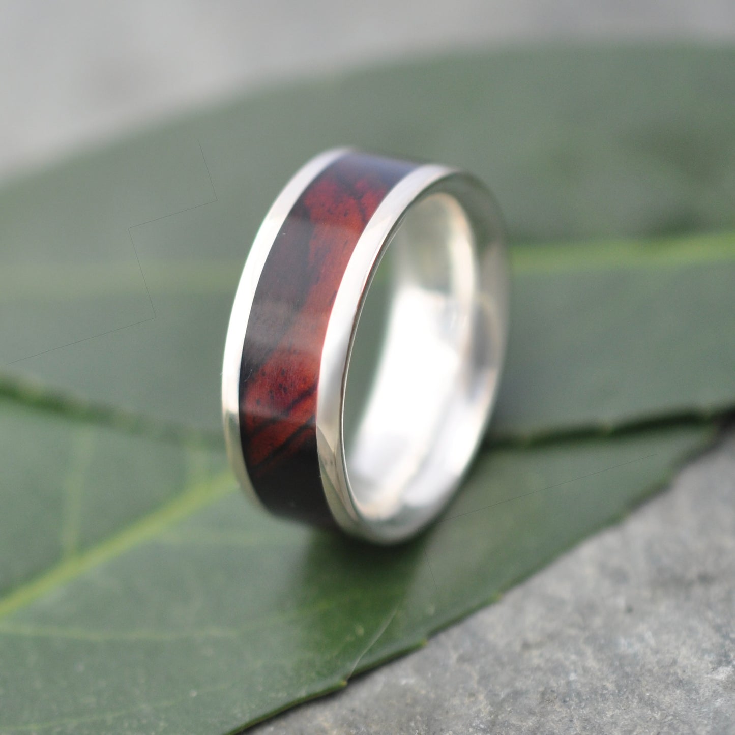 Close up of ñambaro (cocobolo) wood grain in wood wedding band with white gold, custom wood ring for men.