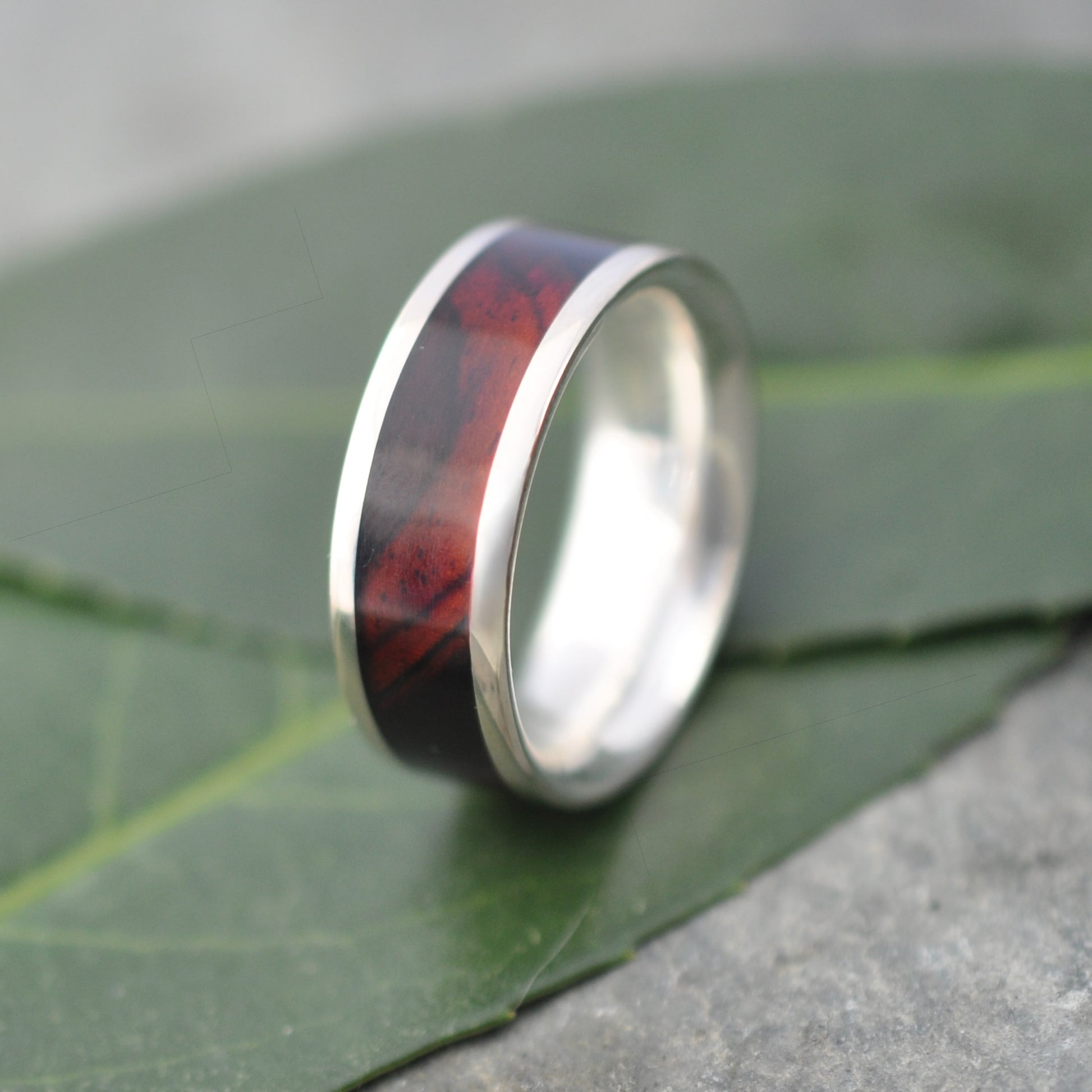 Close up of ñambaro (cocobolo) wood grain in wood wedding band with white gold, custom wood ring for men.
