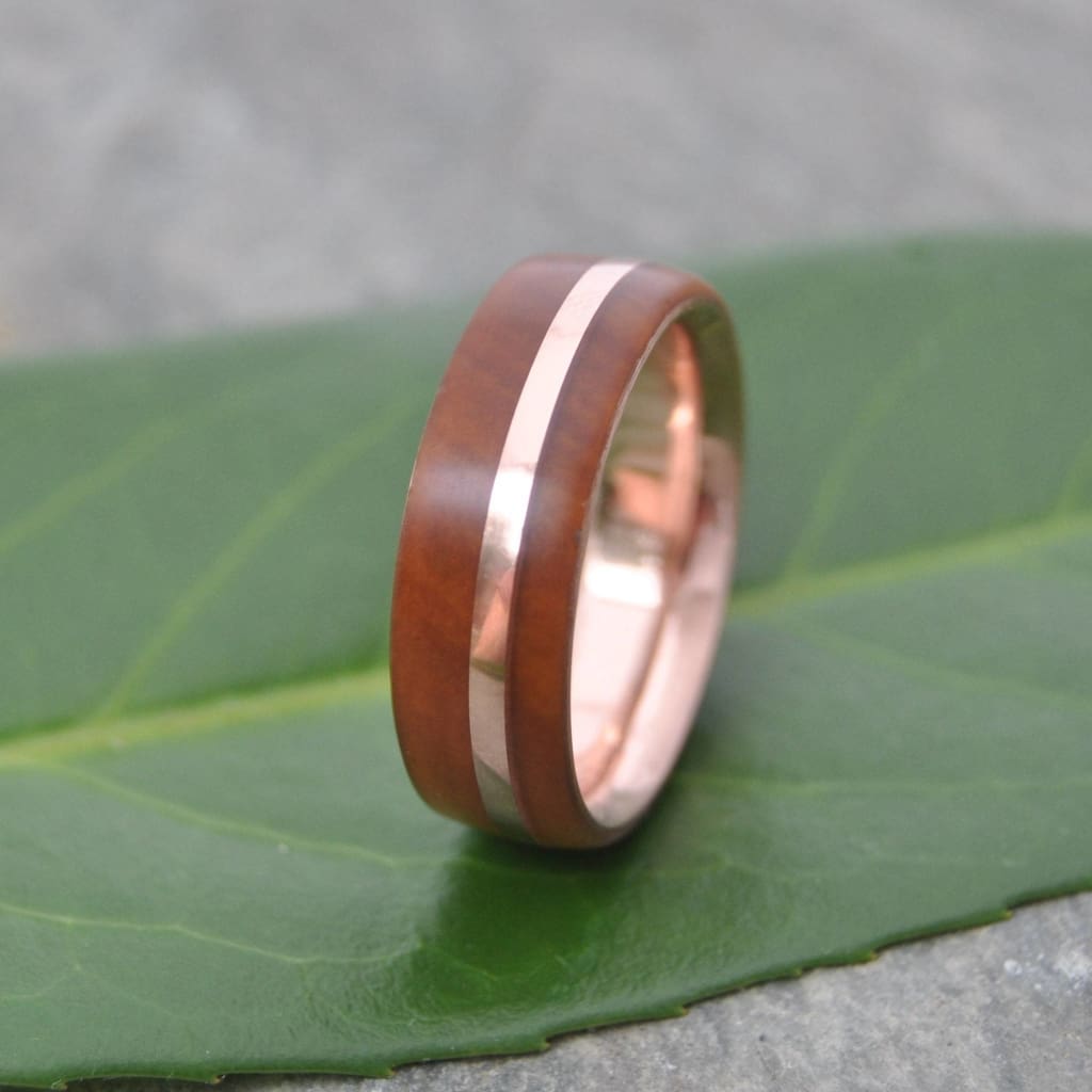 Comfort fit rose gold ring with Guayacán feathered grain and pink gold