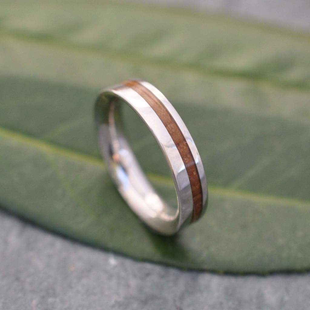 Equinox bourbon barrel ring with white gold offset inlay and wood grain detail