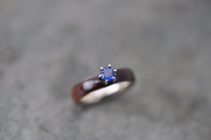 Sapphire and koa wood engagement ring with white gold close up of grain