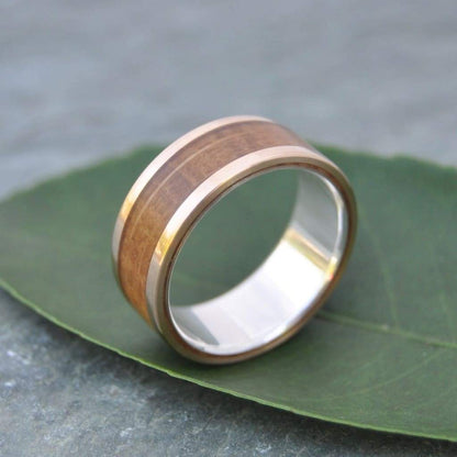 Lados design bourbon barrel ring showing gold exterior and silver interior detail