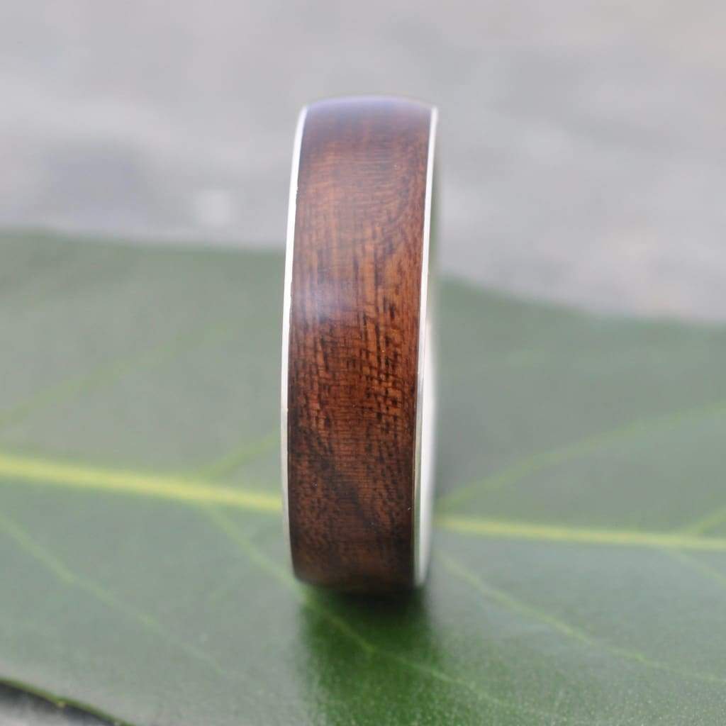wood and white gold wedding band with laurel macho wood
