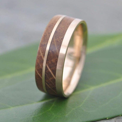 Un Lado Asi bourbon barrel and yellow gold ring showing wood grain detail