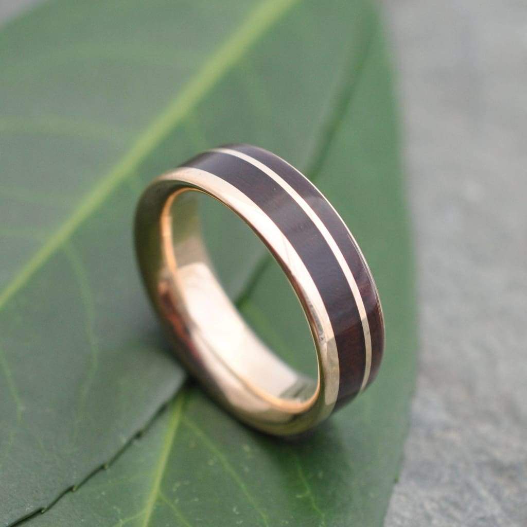 Sustainable Un Lado Asi design wedding band with nacascolo and yellow gold