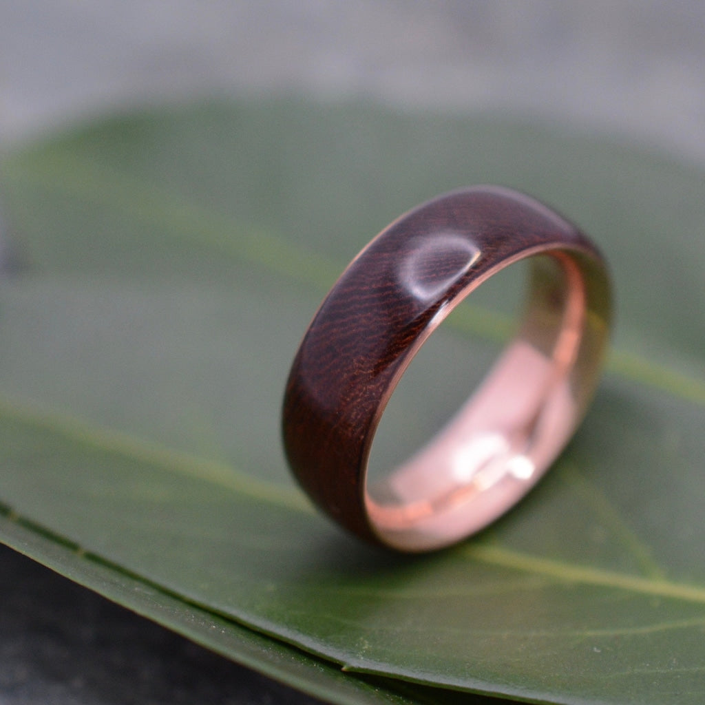 Rose gold Siempre wedding band showing nacascolo grain and comfort fit interior