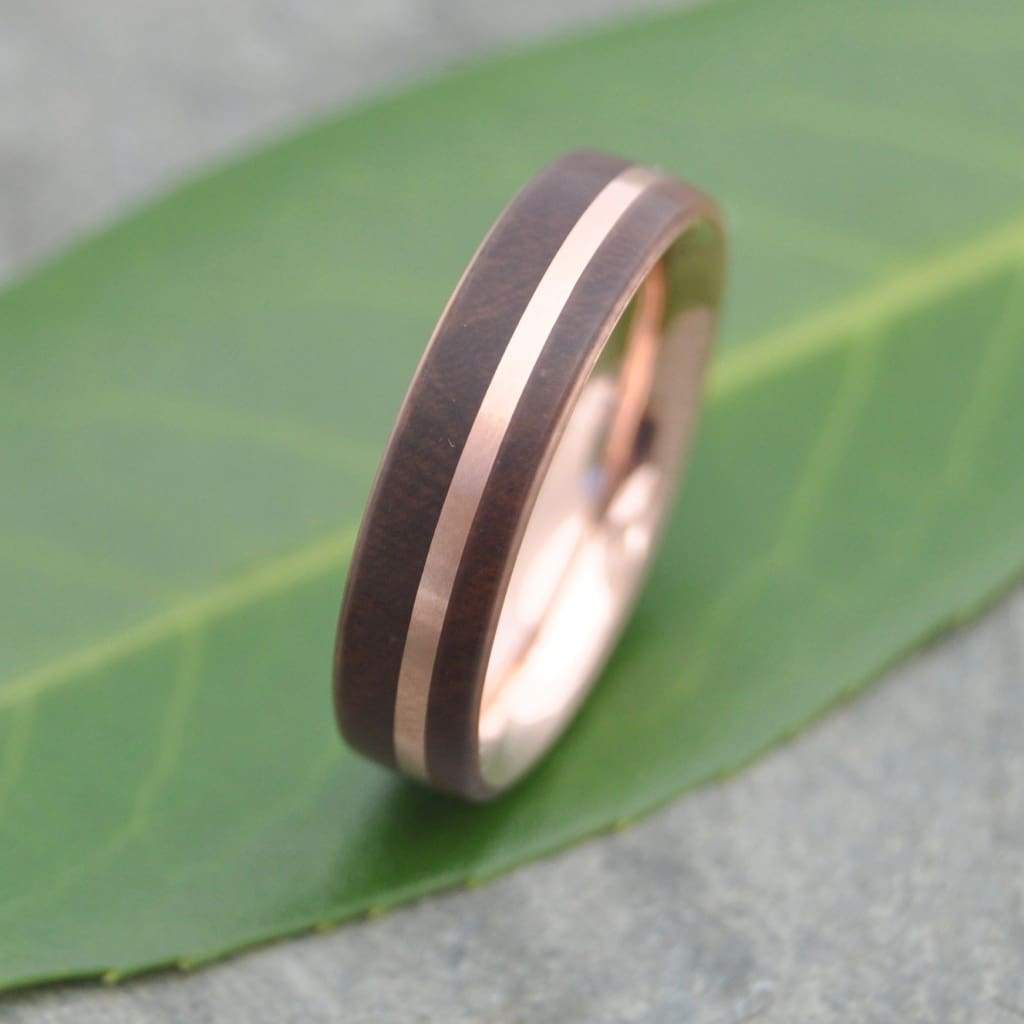 Sustainable nacascolo and rose gold ring with comfort fit band