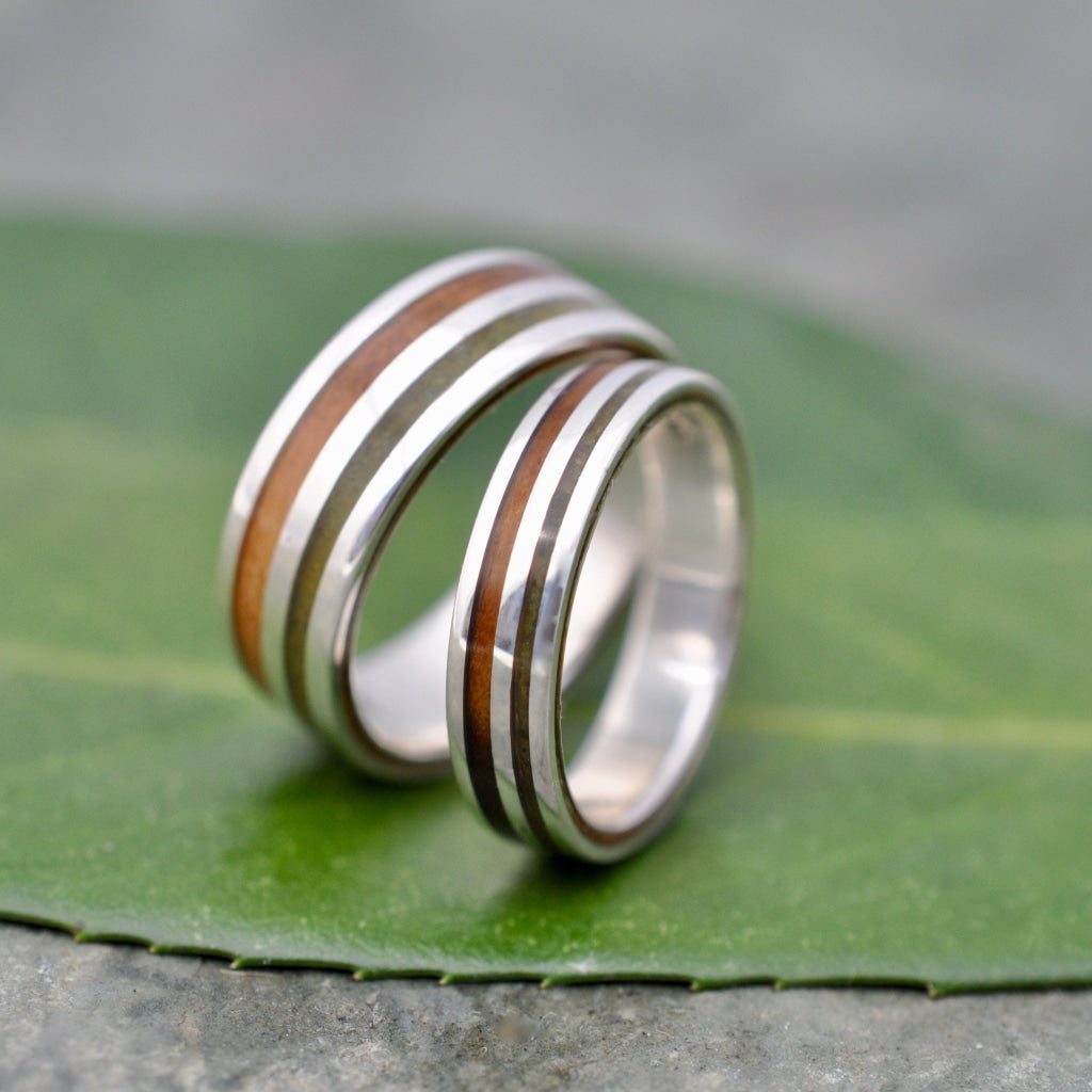 White Gold Rayo de Luz Verde Jade and Guayacan Wood Wedding Ring showcasing a modern design.