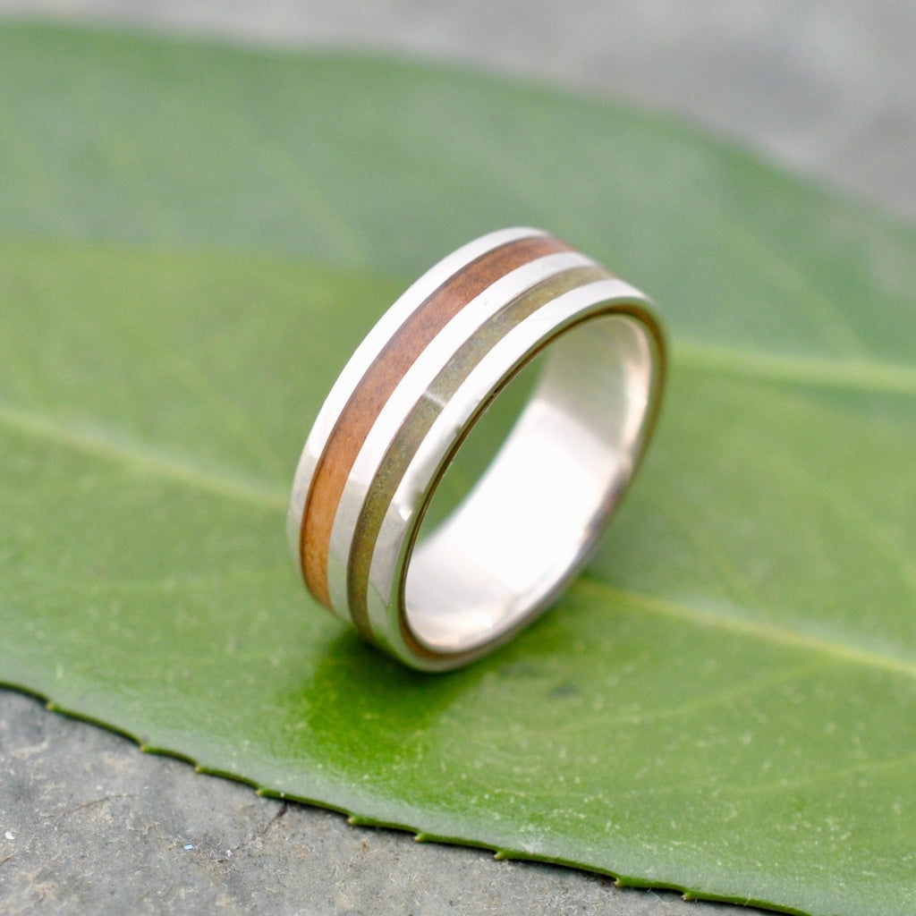 White Gold Rayo de Luz Verde Jade and Guayacan Wood Wedding Ring featuring a wood and white gold design.