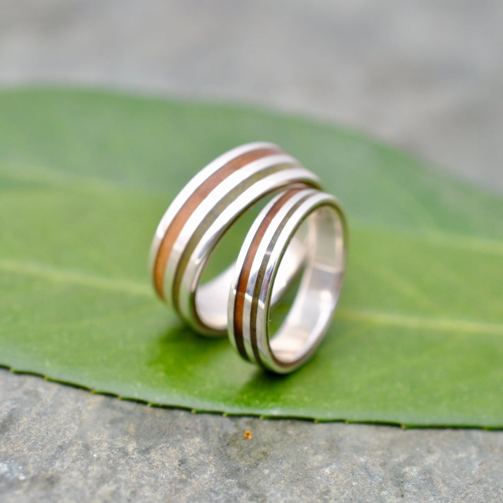White Gold Rayo de Luz Verde Jade and Guayacan Wood Wedding Ring on a leaf