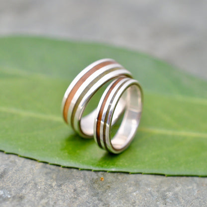 White Gold Rayo de Luz Verde Jade and Guayacan Wood Wedding Ring on a leaf