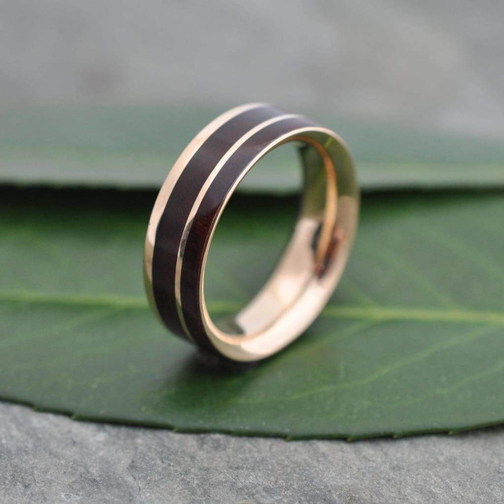 Un Lado Asi ring showing nacascolo grain and offset yellow gold detail